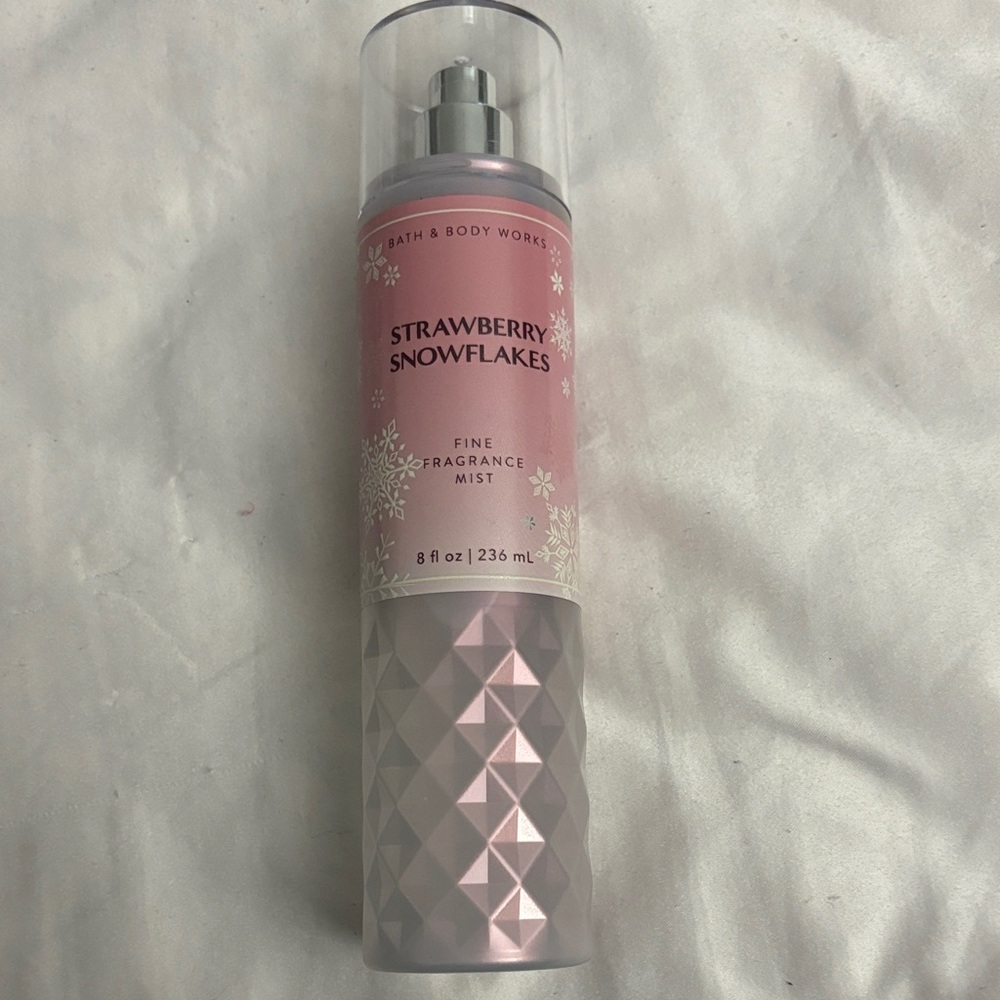 Bath & Body Works Strawberry Snowflakes Mist - Soft Pink